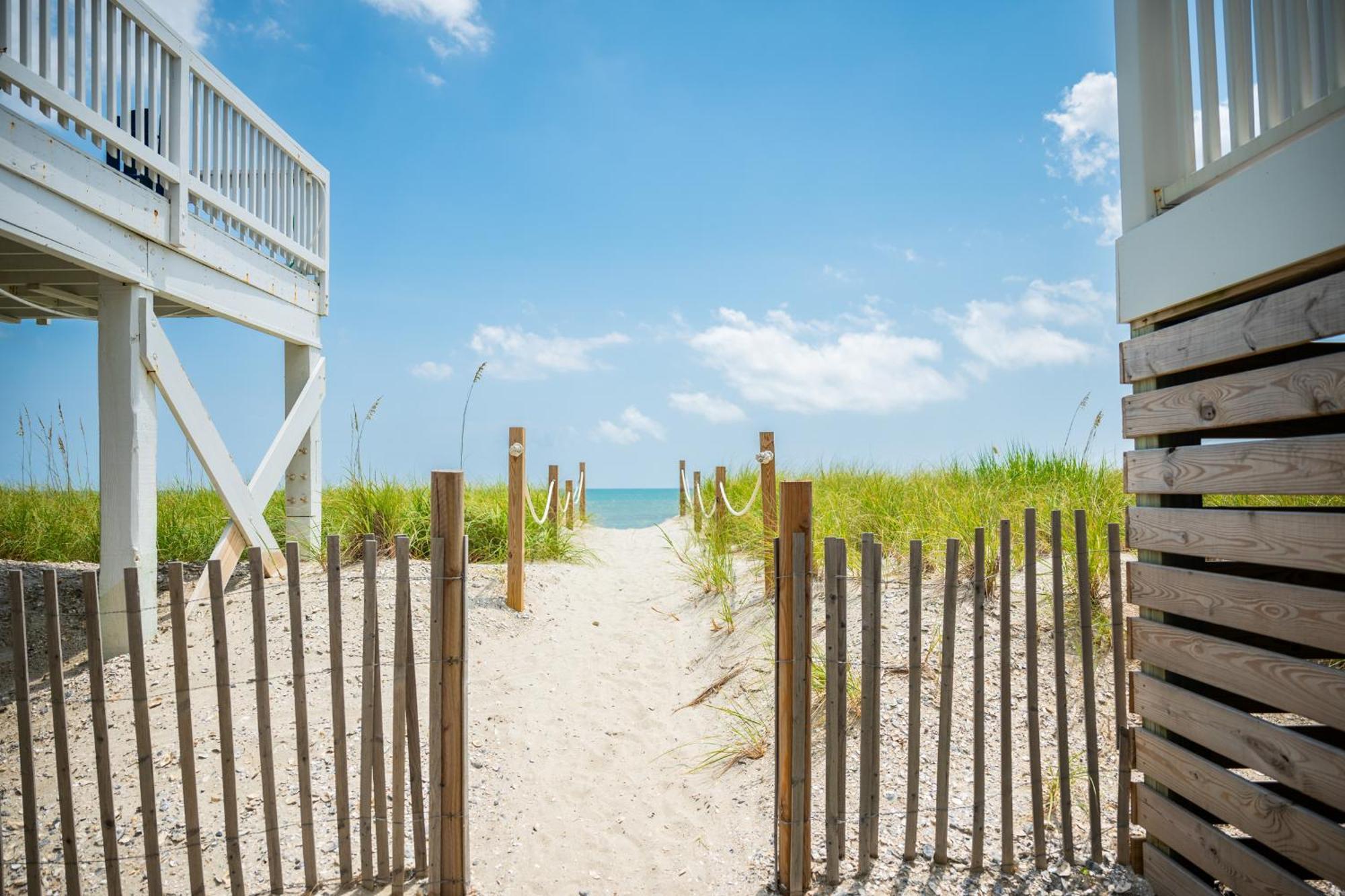 Just Beachy By Oak Island Accommodations Exterior photo