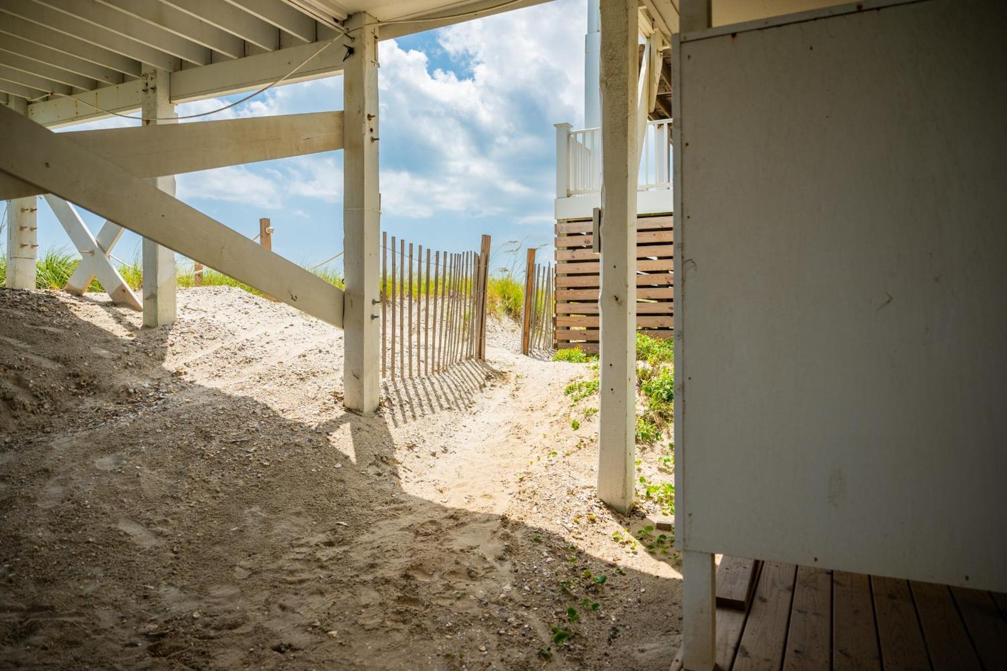 Just Beachy By Oak Island Accommodations Exterior photo